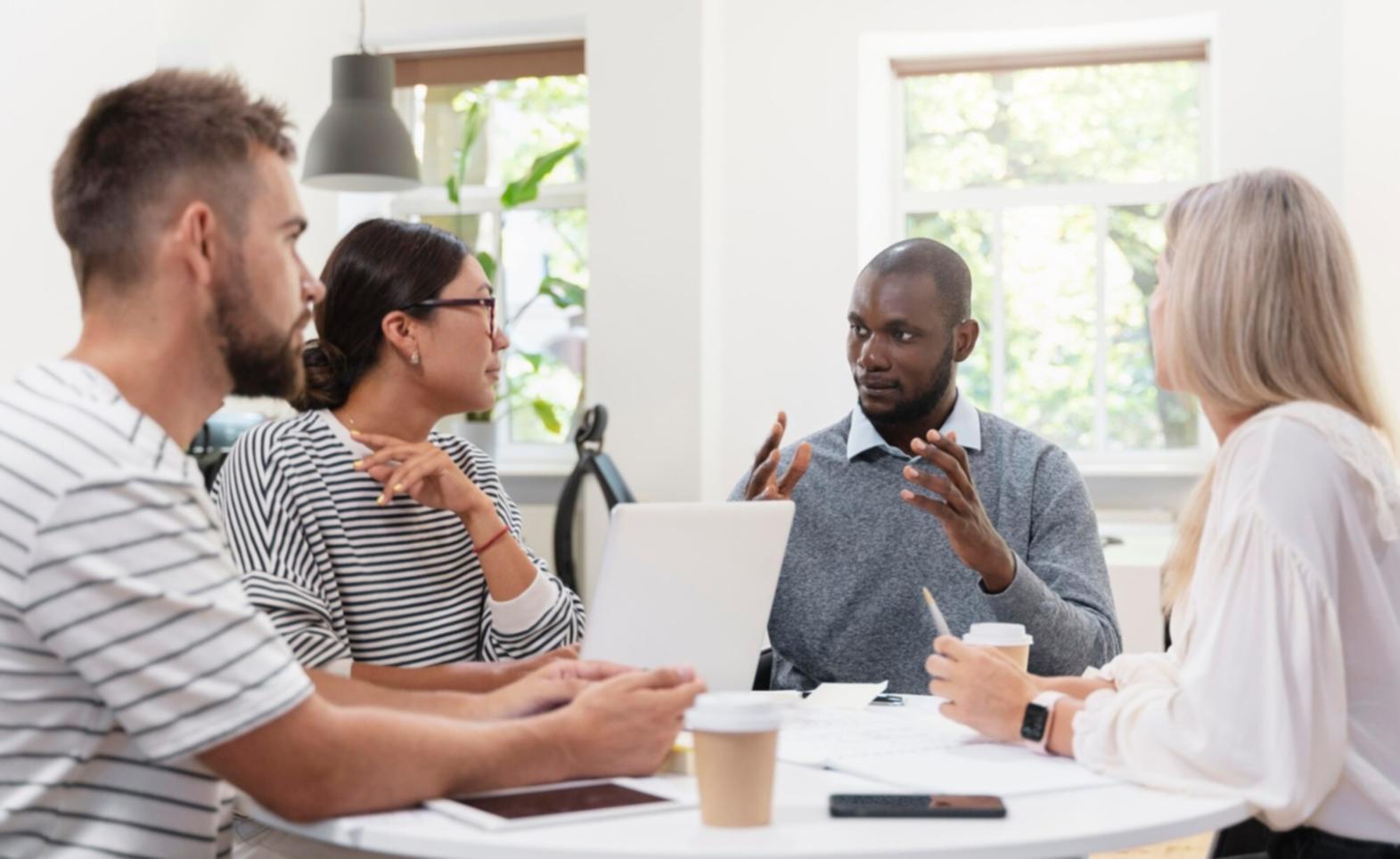 Salle de formation avec participants étudiant les concepts d'investissement